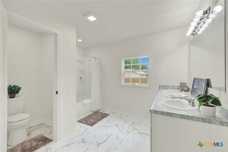 Building Photo - 312 N La Vernia St