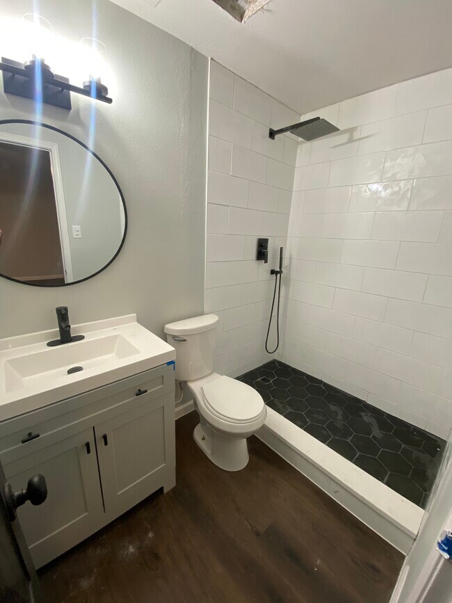 Master bathroom - 720 Lloyd St