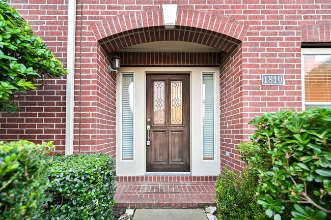 Building Photo - Gorgeous and spacious three-story townhome!