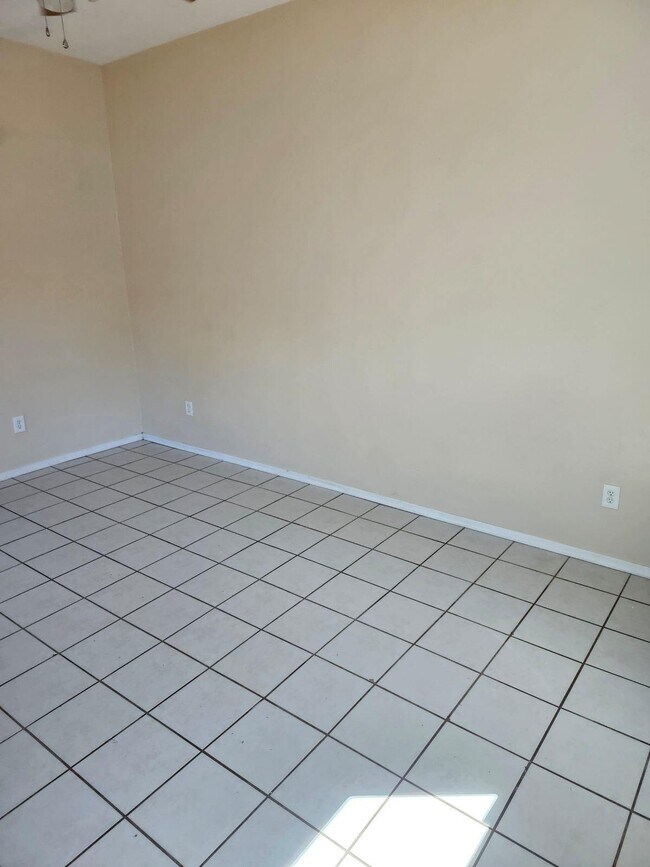Foto del edificio - 831 E Hedrick Dr
