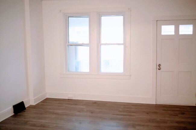 Building Photo - 324 New Dorwart St