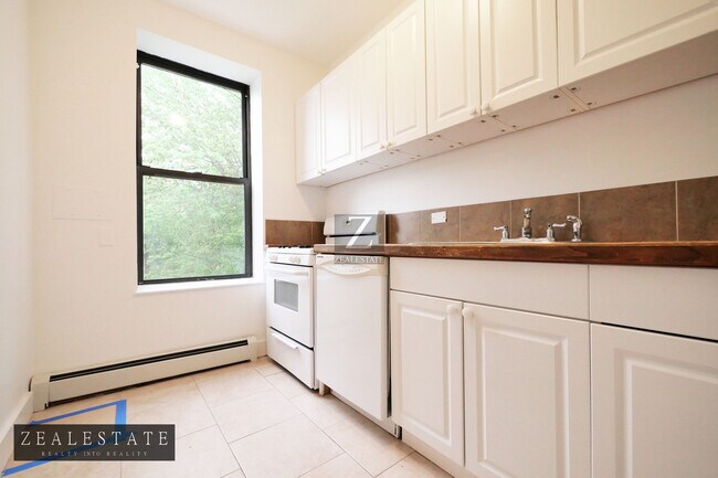 Building Photo - 653 Vanderbilt Ave