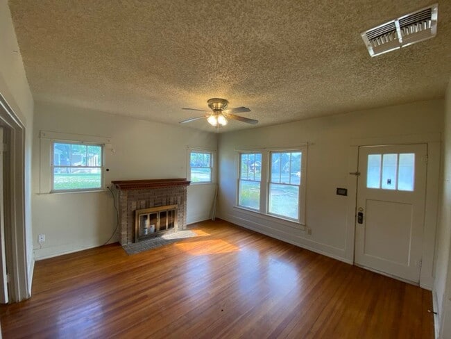 Building Photo - SPACIOUS 2 Bedroom 1 Bath Home!