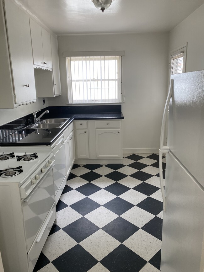 Kitchen - 4935-4941 Whitsett Ave