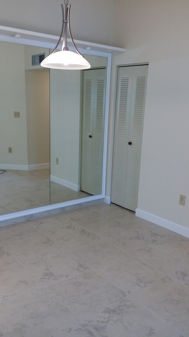 Comida - 4760 NW 102nd Ave