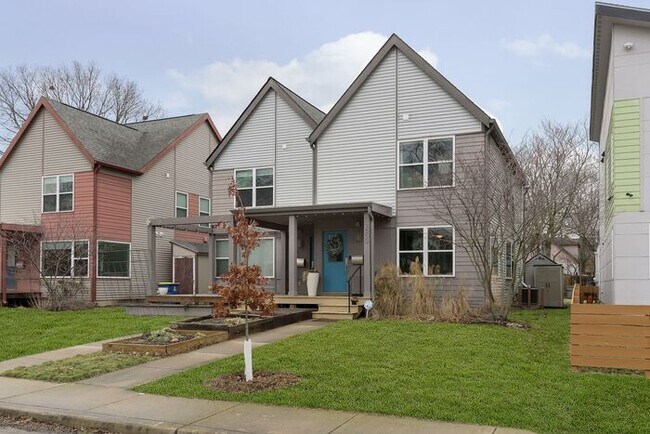 Foto del edificio - Lovely 3 Bedroom 2.5 Bath Townhome Steps From The Monon!