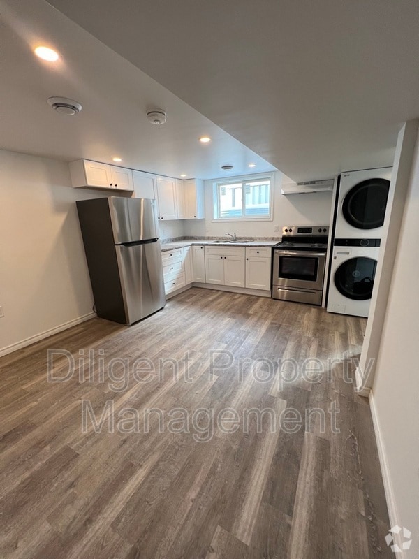 Building Photo - 786 Snelgrove Rd