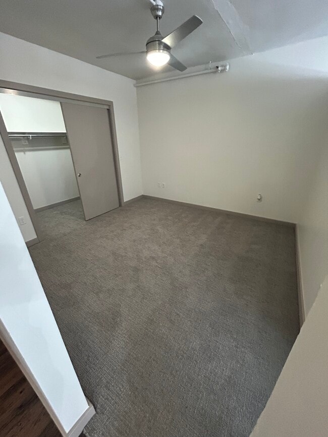 Dormitorio con vestidor - ReNew Wichita