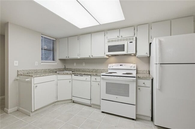 Building Photo - 2183 Surrey Ct