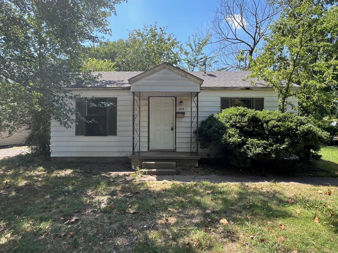 Foto principal - 214 S Arrington Dr