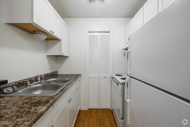 1 habitación, 1 baño - 505 pies cuadrados - Cocina - Chartwell Apartments