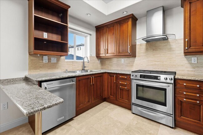 Foto del edificio - Spacious 3-Bedroom Tri-Level Townhome with...