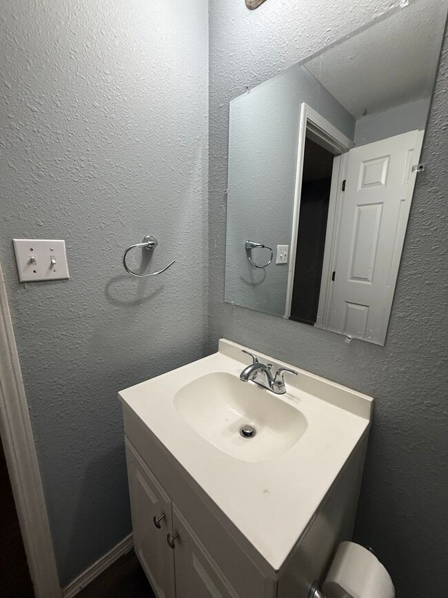 Building Photo - 4 Bedroom House