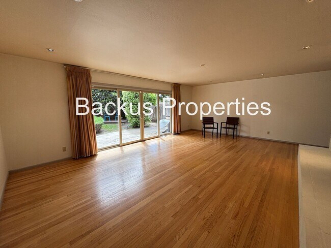 Foto del edificio - Three bedroom home across from Claremont Manor Park