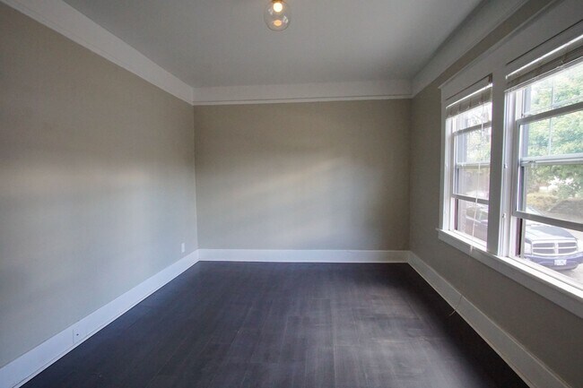 Foto del edificio - Enjoy Modern Convenience w/Vintage Charm + Complimentary Laundry!