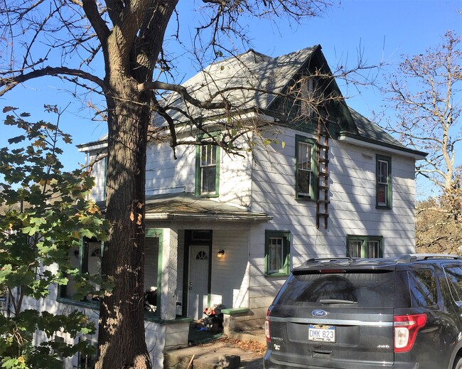 Building Photo - 922 College Ave