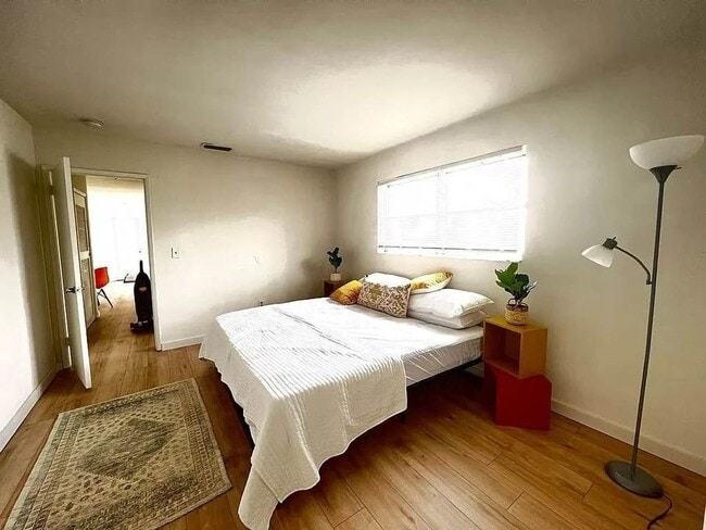 Foto del edificio - 1521 NE 51st St