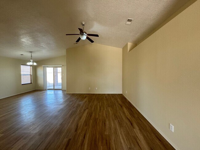 Building Photo - 3 bed 2 bath home in Huning Ranch!