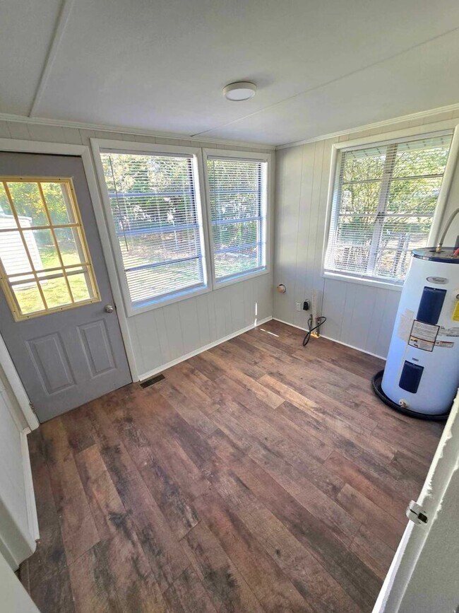 Foto del edificio - 5 bed and 3 bath (4 bed/2bath house) & (1 bed/1 bath home)