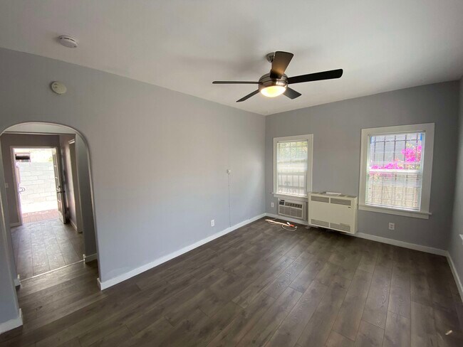 Building Photo - 1224 N Kenmore Ave