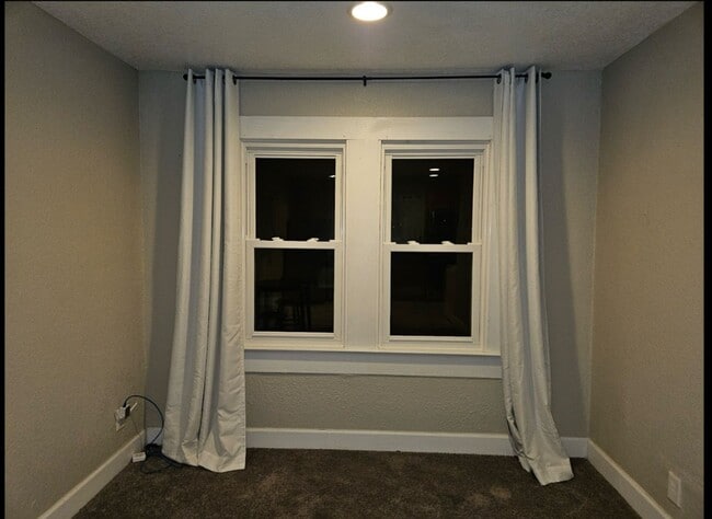 Building Photo - 1 BEDROOM / 1 BATHROOM GARAGE APARTMENT