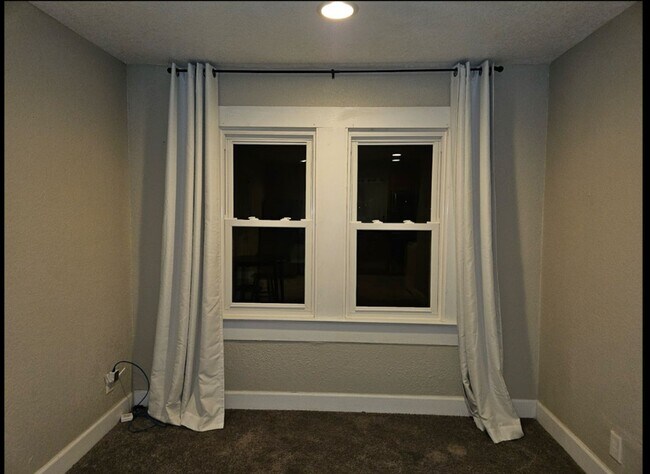 Foto del edificio - 1 BEDROOM / 1 BATHROOM GARAGE APARTMENT