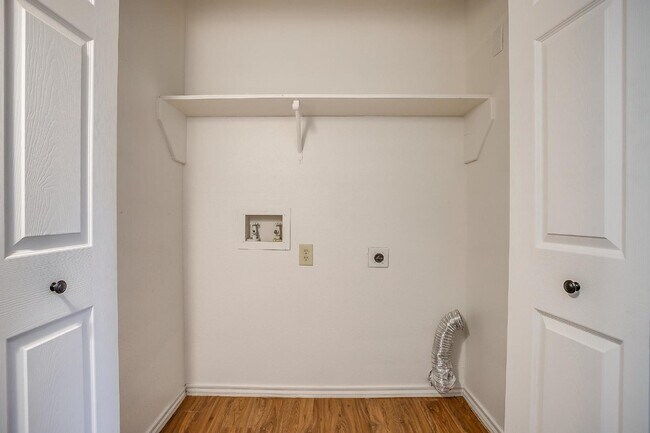 Foto del edificio - Updated 2 bedroom 1 bathroom close to ever...