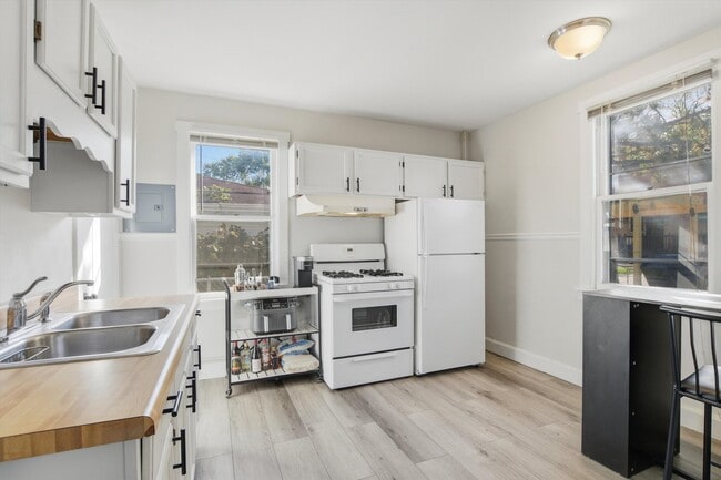 Building Photo - 7416 W Palatine Ave