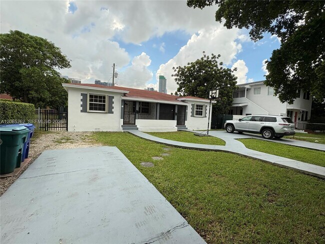 Building Photo - 931 SW 6th Ave