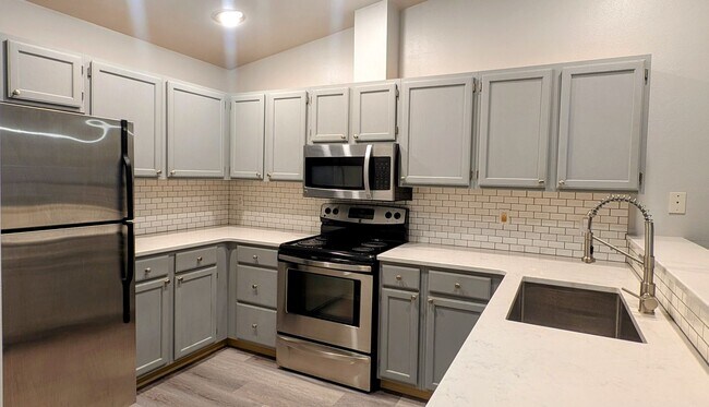 Building Photo - Silver Lake Spacious 2 Bedroom Condo - MOVE IN READY