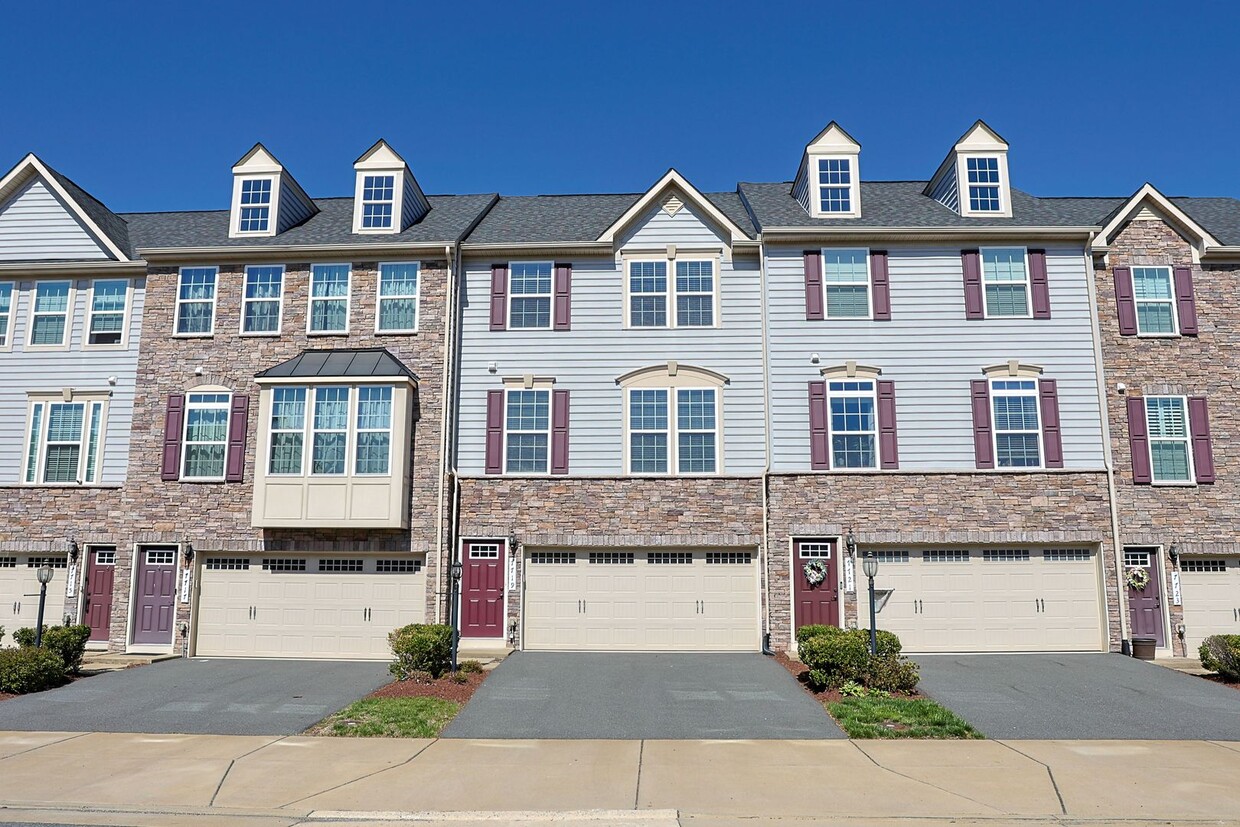 Primary Photo - Move-in ready Townhome in Wenworth Green C...