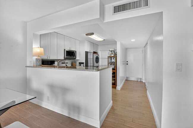 Foto del edificio - 3581 S Ocean Blvd