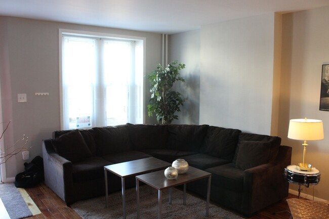 Foto del edificio - Three Bedroom Roxborough Townhouse Availab...