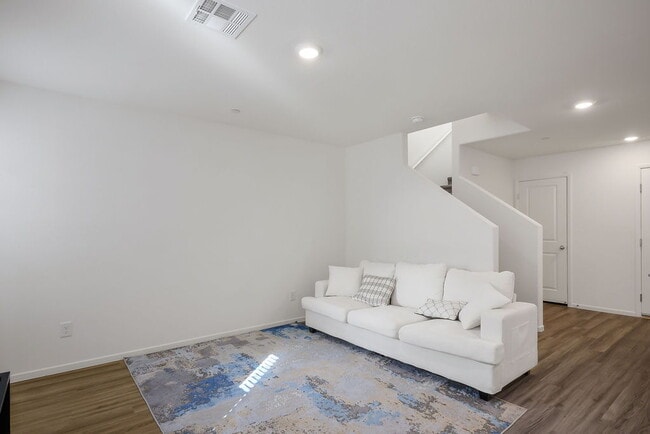 Foto del edificio - "Charming 3-Bedroom Townhouse with 2.5 Baths in Scenic Las Vegas Locale!"