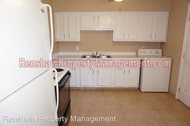 Building Photo - 3 br, 1 bath House - 883 N. Mendenhall Rd.