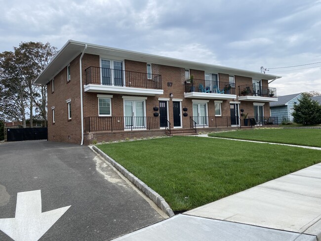 Building Photo - 57 Howland Ave