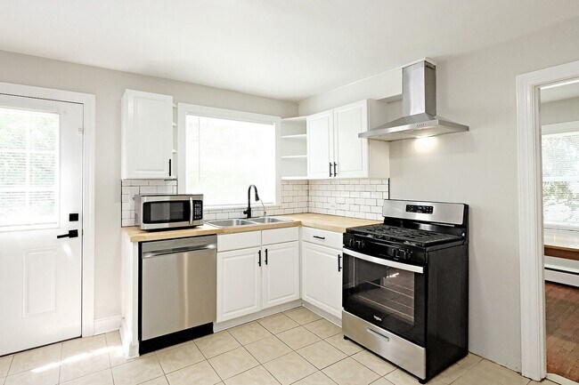 Foto del edificio - Updated, Pet-Friendly Fry's Spring Duplex - Grad Students Are Welcome!