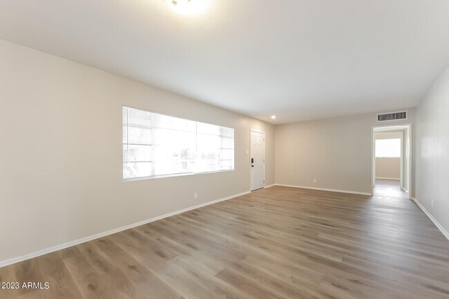 Building Photo - 2407 W Shady Glen Ave