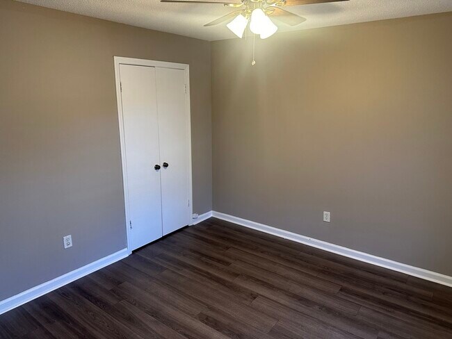 Building Photo - 587 Pin Oak Point