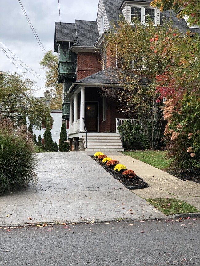 Building Photo - 105 E Gowen Ave