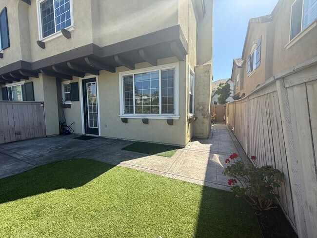 Foto del edificio - Beautiful Otay Ranch Home with Spacious Floor Plan and Private Backyard