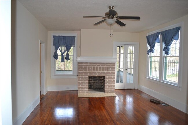 Foto del edificio - 790 N Evelyn Pl NW
