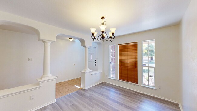 Foto del edificio - $1,950 + 2 WEEKS FREE RENT!!! HUGE CORNER ...