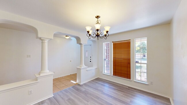Building Photo - PRICE IMPROVEMENT IN WHITE ROCK $1,995!!!!