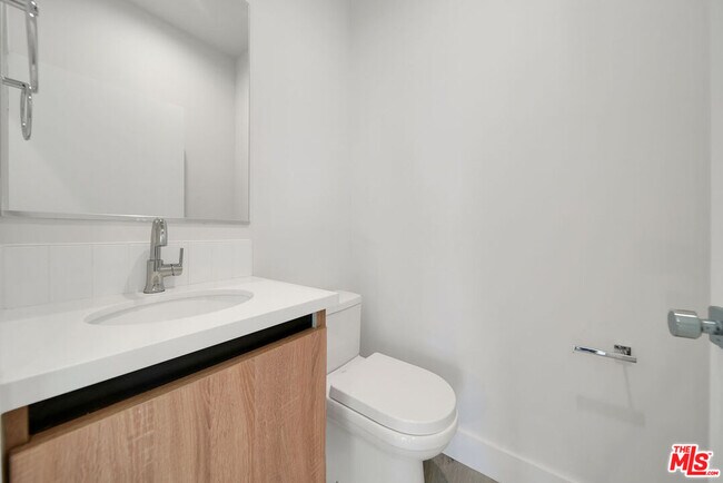 Foto del edificio - 406 1/2 N Kenmore Ave