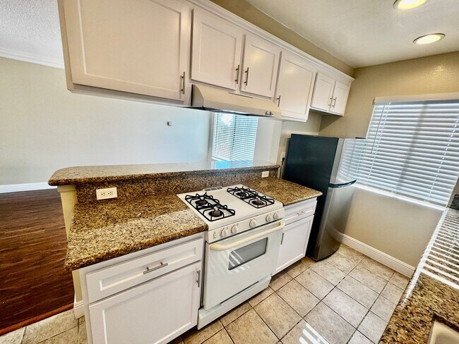 Foto del edificio - Updated 2nd Floor Corner Unit -3425 E. 15t...