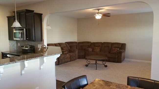 Building Photo - Big Beautiful and Available