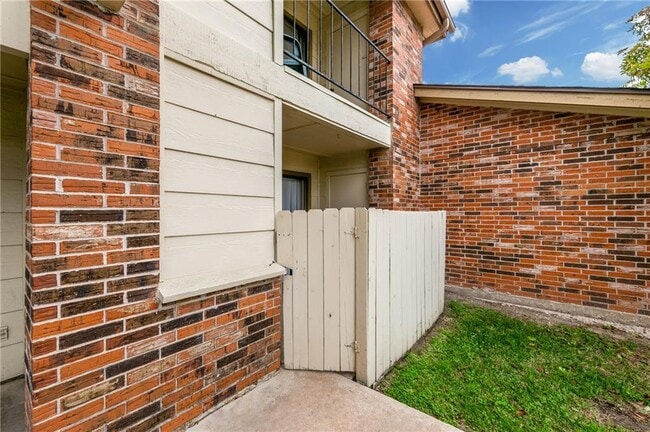 Building Photo - 1705 Crossing Pl