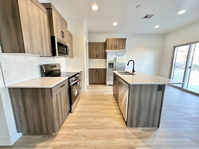 Foto del edificio - Beautiful FOUR Bedroom Home!