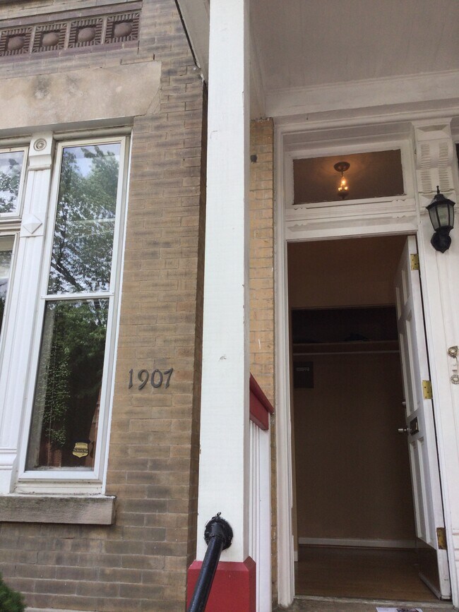 Front entrance - 1907 W Cortland St